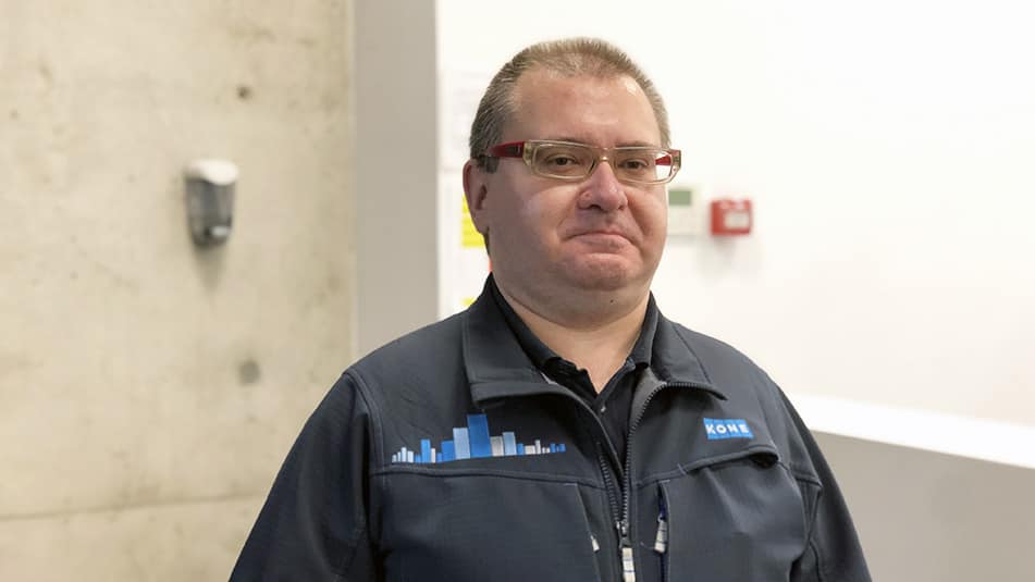 Jesús González is proud of his role in offering smart predictive maintenance to keep customer sites running safely and smoothly, 24/7.